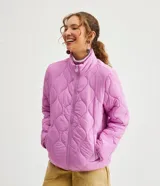 Campera femenina de poliamida color lila con textura capitoneada, cuello alto, cierre frontal con cremallera, bolsillos laterales con cremallera y puños ajustados.