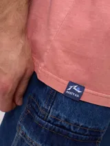Remera de algodón con efecto lavado, color rosado, de calce oversize. Presenta un estampado grande en la espalda con un sol estilizado, el logo de Rusty y el texto "RUSTY CULTURE AUSTRALIA".