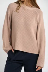 Sweater de tejido de punto acanalado, color azul vibrante, con cuello redondo y mangas largas.