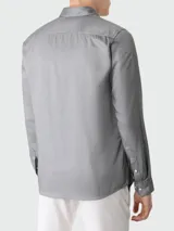 Camisa gris claro de corte slim fit, confeccionada en lyocell, con cuello clásico y cierre frontal con botones.