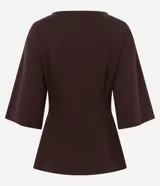 Blusa de manga 3/4 color marrón oscuro, con cuello redondo y corte holgado (oversize). Presenta pliegues verticales a los costados.