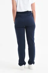 Pantalón deportivo recto azul marino con tejido interior afelpado y cintura con cordón ajustable.