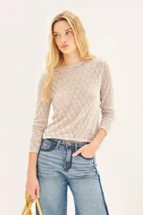 Remera color beige de tejido calado con lurex, corte ajustado y mangas 3/4.