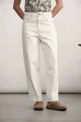 Pantalón de jean color crudo, de corte amplio y tiro alto.