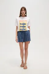 Short de algodón azul marino con rayas verticales blancas, tiro medio y cordón ajustable en la cintura.