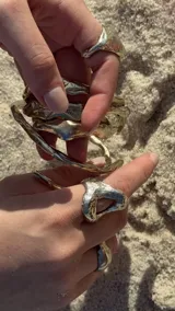 Brazalete rígido de bronce y alpaca maciza, con diseño orgánico irregular.