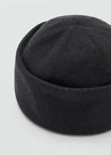 Gorro de lana color gris oscuro con tejido de punto y borde doblado.