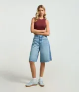 Body color marrón, sin mangas, con cuello halter y cierre en la entrepierna.