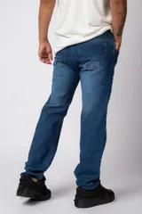 Pantalón jean azul de corte recto y ajuste relaxed fit, con bolsillos delanteros y traseros.