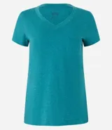 Blusa blanca de algodón con cuello en V, manga corta y bolsillo frontal.