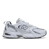 Championes New Balance 530 color blanco con detalles en plateado y azul marino.