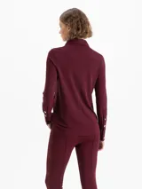 Camisa de mangas largas en viscosa color bordó, con calce relajado y bolsillos plaqué con tapa en el frente. El cuello, la cartera, los puños y el canesú están realizados en tela complemento. Los broches snap black níquel llevan el logo JCH grabado.