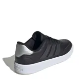 Championes urbanos Adidas modelo Court Block, color negro con tres franjas laterales en relieve y suela gruesa blanca.