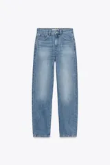 Pantalón de jean celeste de tiro alto, corte recto y cinco bolsillos.