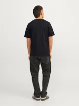 Camiseta negra de manga corta y cuello redondo con logo Jack & Jones estampado en el pecho.
