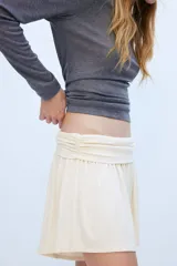 Short color crudo de punto acanalado fino de viscosa, con cintura ancha y costuras laterales fruncidas que crean un efecto drapeado.