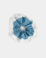 Maxi scrunchie de pelo con combinación de denim celeste y broderie blanca.