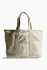 Bolso shopper grande de denim de algodón rígido con efecto lavado. Tiene dos asas de mano, un compartimento exterior abierto, anilla metálica en D y un compartimento interior pequeño. No está forrado.