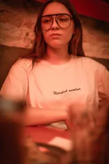 Remera blanca de algodón con estampado en la espalda de una persona en una bañera y la frase "It's all about mindset".