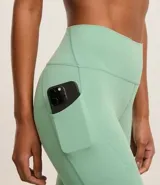 Calza legging deportiva color verde agua, de microfibra, con cintura ancha y bolsillos laterales.
