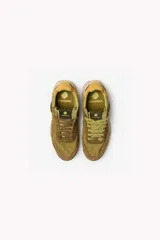 Championes Satorisan modelo Chacrona Linen 2, color caqui con detalles en verde militar y suela con salpicaduras de pintura. Presentan un parche circular texturizado en el lateral.