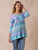Blusa estampada de seda fría marca Ruby Rd, con cuello redondo y escote en V, y mangas tres cuartos.