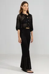 Pantalón negro tejido 100% algodón con punto abierto en la parte inferior, estilo Oxford.