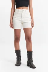 Short de jean celeste de tiro alto con corte ajustado.