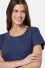 Remera azul de algodón y poliéster, de corte recto, cuello redondo y manga corta.