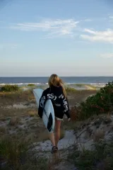 Sudadera con capucha negra, de manga larga, con estampado blanco en la espalda que dice "glassy waves" y otros símbolos.