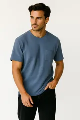 Remera azul de waffle con bolsillo en el pecho y cuello redondo.