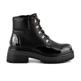 Bota de caña baja color negro, con cordones y suela track.