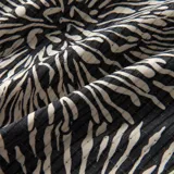 Camisa de manga corta gris oscuro con estampado de flores blancas.