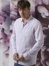 Camisa de manga larga color rosa con rayas verticales blancas, cuello clásico y bolsillo en el pecho. Cierre frontal con botones.