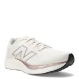 Championes New Balance 680 V8 para mujer, color beige con detalles en plateado y negro. Capellada de mesh técnico transpirable con refuerzos, entresuela Fresh Foam y suela de goma.