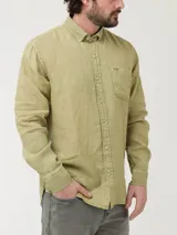Camisa de manga larga color verde oliva, confeccionada en lino orgánico. Tiene cuello camisero, bolsillo en el pecho con bordado al tono y cierre con botones. Corte regular.