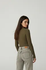 Remera manga larga de viscosa y elastano, color verde militar, con cuello redondo y diseño acanalado ajustado al cuerpo.