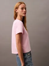 Remera rosa de algodón con elastano, corte slim, cuello redondo y logo de Calvin Klein bordado en el pecho.