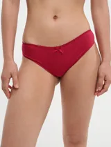 Bombacha de bikini color rosa claro, corte clásico con cintura baja y detalle de puntilla en el borde superior y moño pequeño en el centro.
