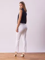 Pantalón de gabardina elastizada color beige, marca Tahari. Corte slim, pretina con pasadores, cierre y broche interno. Delantera y trasera con bolsillos.