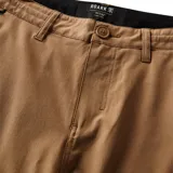 Bermuda color beige de poliéster, algodón y elastano, con tecnología de secado rápido, cintura con cordón, bolsillos traseros con cierre y drop pocket.