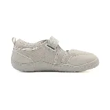 Zapatilla Paddock Comfina color beige con cierre de velcro.