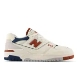 Championes urbanos New Balance modelo 550, color blanco con detalles en azul y naranja, confeccionados en cuero y malla, con logo "N" característico en los laterales.