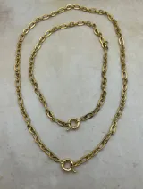 Collar dorado de cadena con eslabones ovalados alargados y cierre marinero.