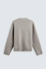 Sweater negro de punto con cuello redondo y mangas largas.