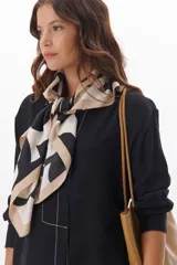 Foulard beige con estampado floral en tonos contrastantes, ideal para complementar looks.