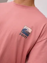 Remera color crudo de algodón con estampa en la espalda con motivos playeros y la frase "Surf Island Rusty Go".