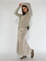 Pollera larga de tela suave color beige, con caída fluida y diseño minimalista.