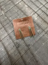 Aretes cortos de bronce con diseño geométrico, compuestos por tres varillas delgadas y paralelas en cada pieza.