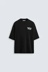 Sudadera negra de algodón con cuello redondo y manga corta. Estampa frontal con la frase "Inspiring Lifestyle" en letras blancas.